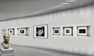 Galeria sztuki z popiersiem i czarno-białymi fotografiami, w tym portretem starca, który może być najdroższym zdjęciem świata.