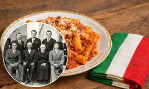 Un piatto di pastasciutta antifascista, con una foto d'epoca di una famiglia italiana e un fazzoletto tricolore.