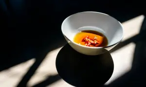 Sos rybny z chili, idealny do dań kuchni azjatyckiej, dodaje smaku i ostrości.