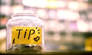 Ein Glas mit der Aufschrift "Tip" und einem Herz, bereit für Trinkgeld in Schottland.