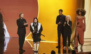 Billie Eilish z Grammy w ręku, podczas gdy inni gratulują. Czy to zapowiedź grammy 2026 nominacje?