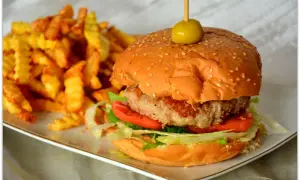Ile kalorii ma burger wołowy z frytkami? Zaskakujące liczby!
