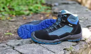Czarne buty robocze Talan z niebieskimi wstawkami i podeszwą. Idealne na trudny teren, by nie powodowały obcierające buty.