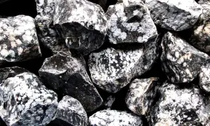 Głębia czerni i biel płatków śniegu na surowych bryłach obsydianu śnieżnego.