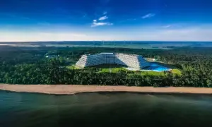 Nowoczesny hotel Gołębiewski w Pobierowie z basenem, otoczony lasem, nad morzem.