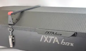 En robust IXTA box, perfekt för din Thule Touring Sport. Med praktiskt spänne och greppvänlig yta.