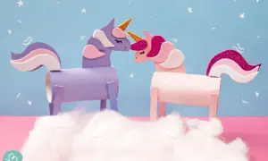 Zwei selbstgebastelte Einhörner aus Klopapierrollen, ein lila und ein rosa, stehen sich gegenüber. Ein tolles Bastelprojekt für Kinder!