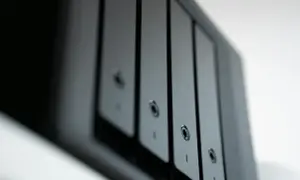 Czarny, nowoczesny linux nas z kilkoma zatokami na dyski.