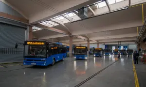 W zajezdni MPK w Krakowie, rzędy niebieskich autobusów czekają na kursy. Busy proszowice kraków to ich dom.