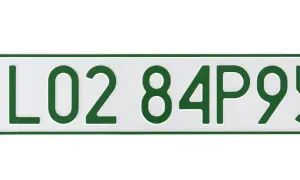 Tablica rejestracyjna L02 84P95. Data pierwszej rejestracji w dowodzie może być powiązana z tym numerem.