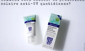 Deux produits de crème solaire Derma E SPF 30, un tube et sa boîte, pour une protection solaire anti-UV quotidienne.