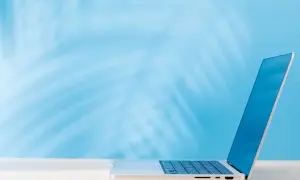 Laptop na biurku, gotowy do pracy. Dowiedz się, jak zrobic screena na laptopie, by uwiecznić ważne momenty.