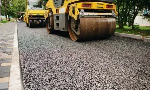 Walec drogowy ugniata świeżą nawierzchnię z kruszywa dolomitowego.