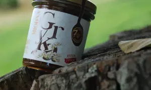 Słoik miodu gryczanego, idealny do herbaty lub jako dodatek do potraw. Jak spożywać? Na wiele sposobów!