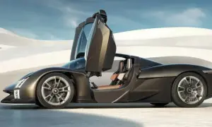 Ciemnobrązowy hypercar z otwartymi drzwiami, siedzeniami w kolorze karmelu, na tle pustynnego krajobrazu.
