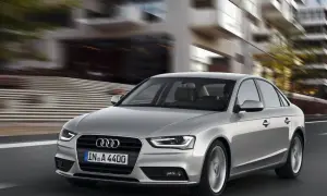 Srebrne Audi A4 B8 w ruchu miejskim. Typowe usterki tego modelu mogą dotyczyć elektroniki lub układu napędowego, ale ten egzemplarz wygląda bez zarzutu.