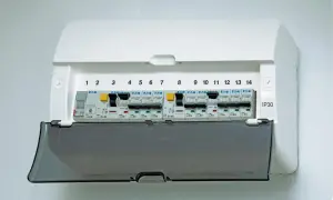 Panel z wyłącznikami i zabezpieczeniem nadprądowym, z numeracją od 1 do 14.