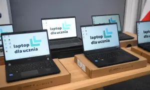 Kilka laptopów z napisem "laptop dla ucznia" na ekranach, gotowych do przekazania. Idealne laptopy dla dzieci z PGR.
