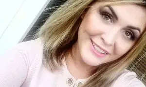 Uśmiechnięta Magdalena Pyznar z blond włosami i makijażem oczu.