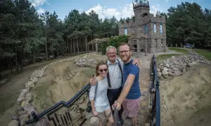Rodzina pozuje do selfie przed kamiennym zamkiem, odkrywając nietypowe atrakcje Podlasia.