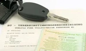 Clé de voiture sur un certificat de conformité européen. Ce document atteste de la conformité d'un véhicule, essentiel pour l'immatriculation, y compris pour les poids lourds.