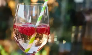 Orzeźwiający drink z malinami i słomką. Idealny na letnie wieczory, smakuje jak najlepsze bacardi malinowe.