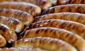 Reife Bratwürste auf dem Grill, die Frage "woher kommt die Bratwurst" wird hier kulinarisch beantwortet.