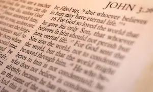Fragment z Ewangelii wg św. Jana 3:16. "Tak bowiem Bóg umiłował świat, że Syna swego Jednorodzonego dał, aby każdy, kto w Niego wierzy, nie zginął, ale miał życie wieczne.