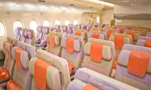 Leere Kabine mit bunten Sitzen, bereit für Passagiere. Eine gute Emirates Airlines Bewertung ist bei diesem Anblick zu erwarten.