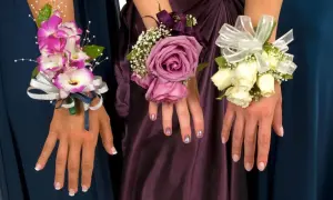 Trzy eleganckie korsarze dla świadkowej: różowe orchidee, fioletowa róża i bukiecik białych róż, ozdobione wstążkami i zielenią.