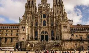 Majestuosa fachada de una de las catedrales barrocas más impresionantes, con gente paseando en la plaza.