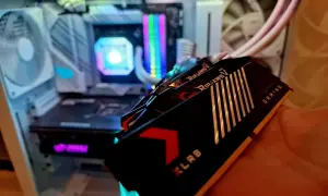 Różne rodzaje pamięci RAM, w tym moduły G.Skill Ripjaws V, gotowe do montażu w podświetlanym komputerze gamingowym.