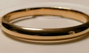 Pulsera de oro pulido, con un brillo que evoca cañas de oro. Un accesorio clásico y elegante.
