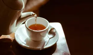 Ciepły napar z ziół nalewa się z czajniczka do filiżanki. Właśnie tak parzyć zioła, by cieszyć się ich aromatem.