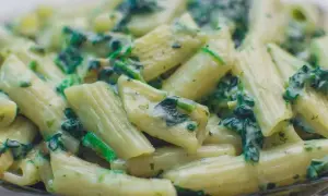 Penne z kremowym sosem, szpinakiem i fetą. Pyszne danie, które zachwyci każdego miłośnika makaronu ze szpinakiem i fetą.