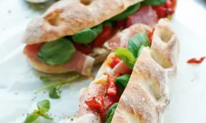 Två läckra panini med prosciutto, tomater och basilika. Ett perfekt panini recept för en snabb och smakrik lunch.