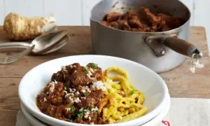Zartes Gulasch mit Spätzle, garniert mit frischer Petersilie und geriebenem Meerrettich. So wird Gulasch zart!