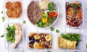 Lista produktów bezglutenowych: kotleciki, łosoś, kasza gryczana, sałatka, omlet, suszone owoce i orzechy.