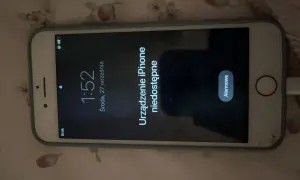 iPhone 7 z komunikatem "Urządzenie iPhone niedostępne" na ekranie blokady.