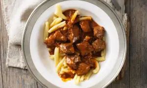 Herzhaftes Gulasch mit zarten Fleischstücken in würziger Sauce, serviert auf hellen Nudeln. Ein Klassiker, der zeigt, was ist Gulasch.