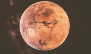 Czerwona planeta Mars, z widocznymi kraterami i kanionami, na tle gwiezdnego nieba. W tle widać mgławice, które mogą sugerować retrogradację Marsa.