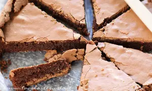 Fetta di torta tenerina senza burro, con la sua crosticina croccante e il cuore morbido e cioccolatoso.