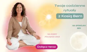 Kobieta w pozycji medytacyjnej. Dowiedz się, czym jest medytacja i jak może pomóc Ci w dobrym początku dnia i spokojnym śnie.