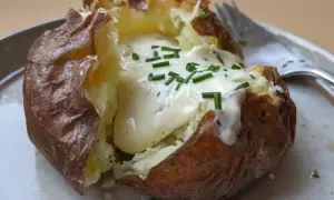 En perfekt bakad potatis med krämig fyllning och gräslök. En klassiker som alltid smakar gott.