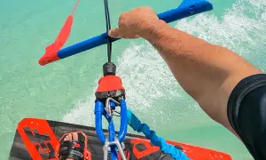 Jak zacząć kitesurfing: kluczowe informacje dla początkujących sportowców