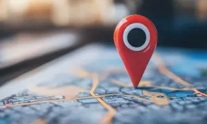 Czerwony pin na mapie cyfrowej symbolizuje punkt na trasie, przypominając o historii lokalizacji Google.