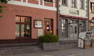 Muzeum Ziemi Puckiej i sklep z rękodziełem szklanym Puck Glas to ciekawe puck atrakcje.