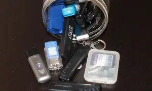 Varias memorias USB y tarjetas SD, algunas listas para encriptar información importante.