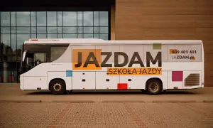 Biały autokar z napisem "JAZDAM SZKOŁA JAZDY" i numerem telefonu. Idealny do nauki jazdy kategorii D.