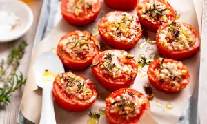 Tomates provençales garnies d'herbes et de fromage, rôties sur une plaque. Un délice parfumé !